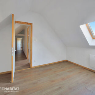 Maison rénovée 2 petites chambres, 1 bureau, garages, cour et dépendances