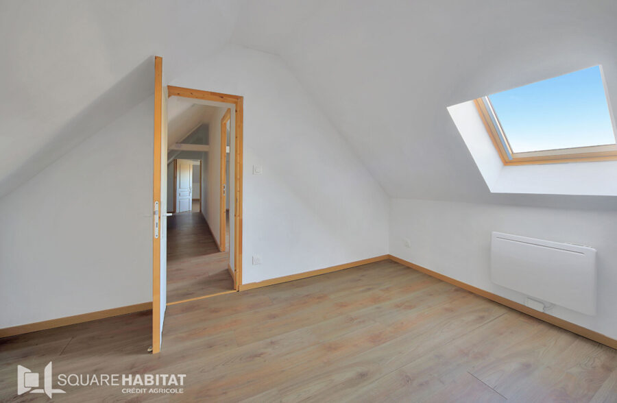 Maison rénovée 2 petites chambres, 1 bureau, garages, cour et dépendances