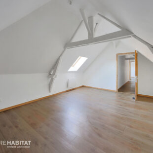 Maison rénovée 2 petites chambres, 1 bureau, garages, cour et dépendances