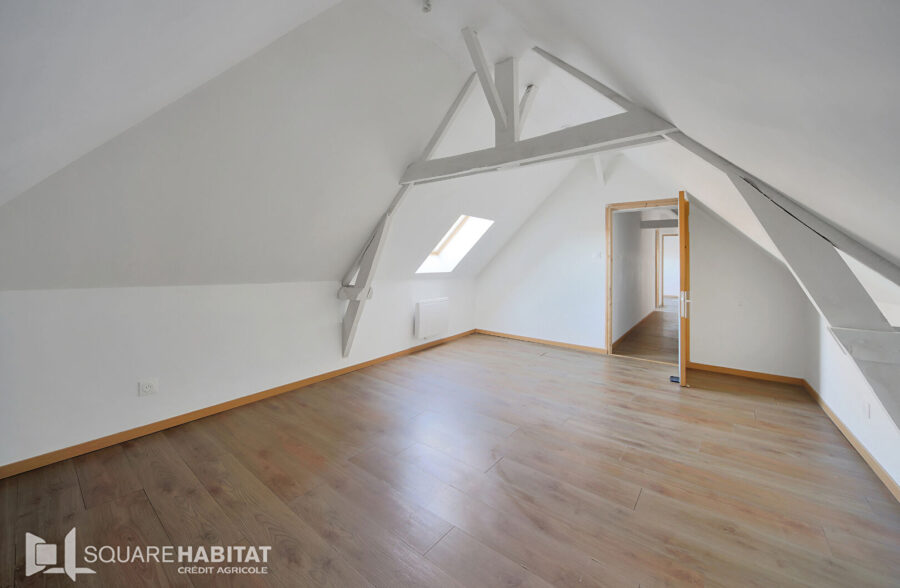 Maison rénovée 2 petites chambres, 1 bureau, garages, cour et dépendances