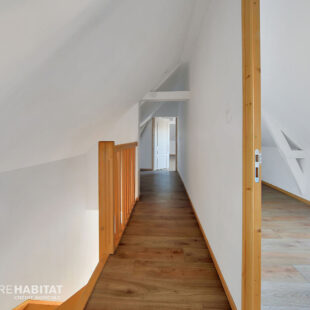 Maison rénovée 2 petites chambres, 1 bureau, garages, cour et dépendances