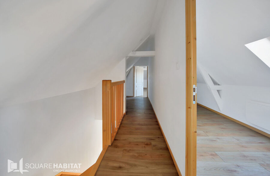 Maison rénovée 2 petites chambres, 1 bureau, garages, cour et dépendances