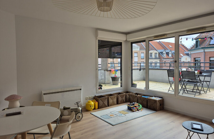 VIEUX LILLE- Appartement de 57 m2  avec une terrasse de 27 m2 BOX et CAVE