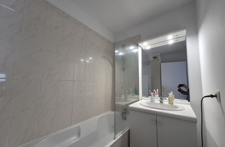 VIEUX LILLE- Appartement de 57 m2  avec une terrasse de 27 m2 BOX et CAVE