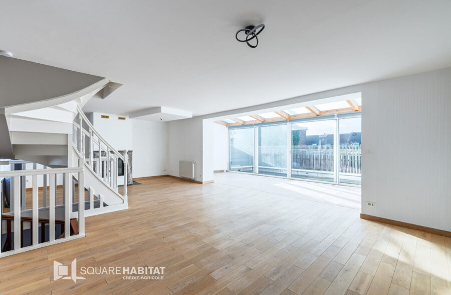 Maison de type “loft” – 4 chambres – Grand jardin et stationnement privatif