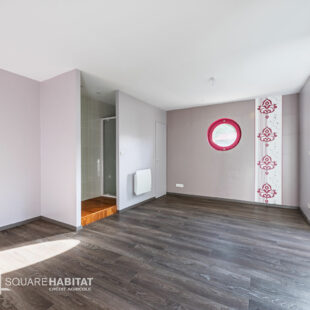 Maison de type “loft” – 4 chambres – Grand jardin et stationnement privatif