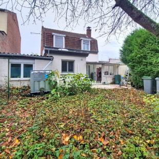 Semi plain-pied, avec jardin et garage de 40m², comprenant 4 chambres.