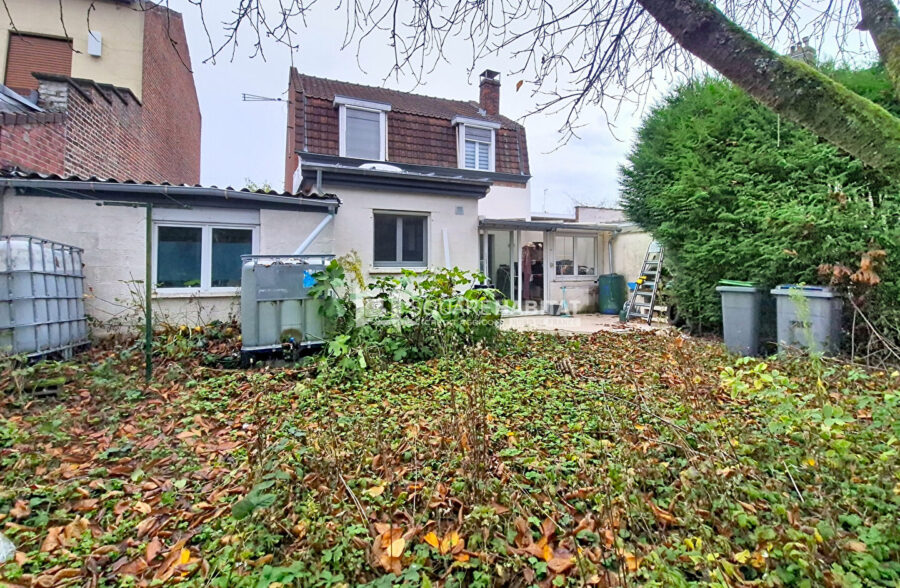 Semi plain-pied, avec jardin et garage de 40m², comprenant 4 chambres.
