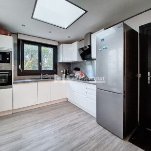 Semi plain-pied, avec jardin et garage de 40m², comprenant 4 chambres.