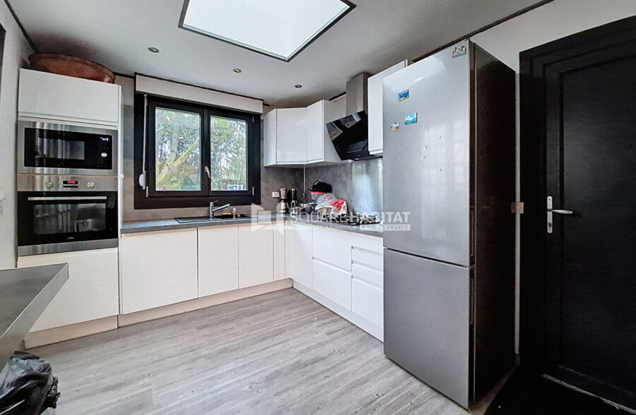 Semi plain-pied, avec jardin et garage de 40m², comprenant 4 chambres.