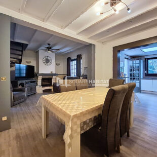 Semi plain-pied, avec jardin et garage de 40m², comprenant 4 chambres.