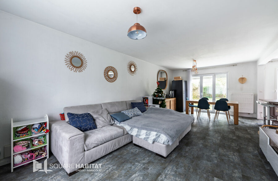 En impasse dans un lotissement prisé proche métro, belle semi-mitoyenne rénovée avec garage