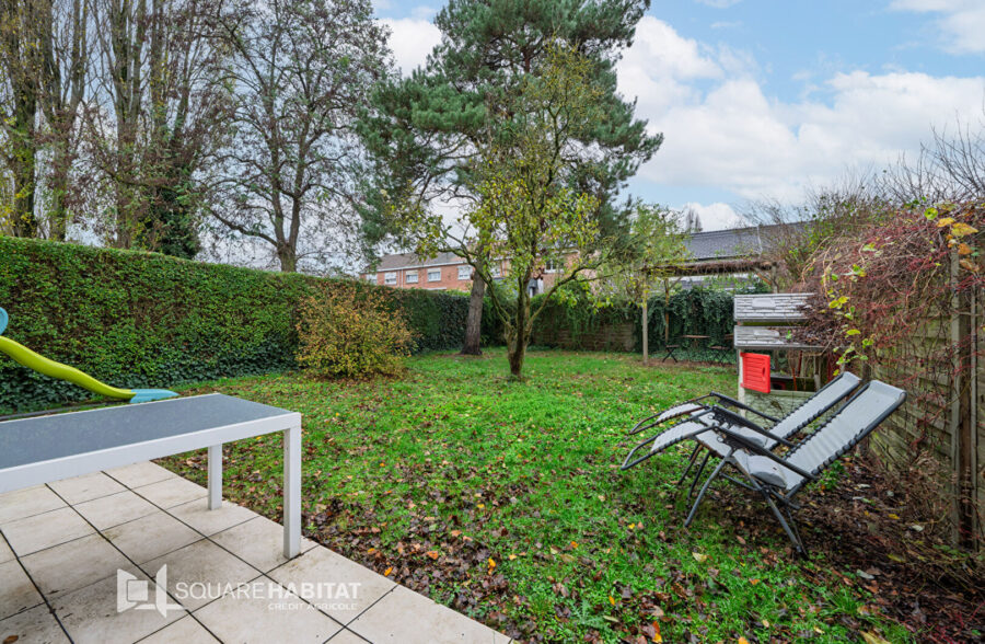 En impasse dans un lotissement prisé proche métro, belle semi-mitoyenne rénovée avec garage