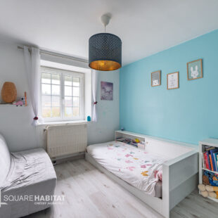 En impasse dans un lotissement prisé proche métro, belle semi-mitoyenne rénovée avec garage