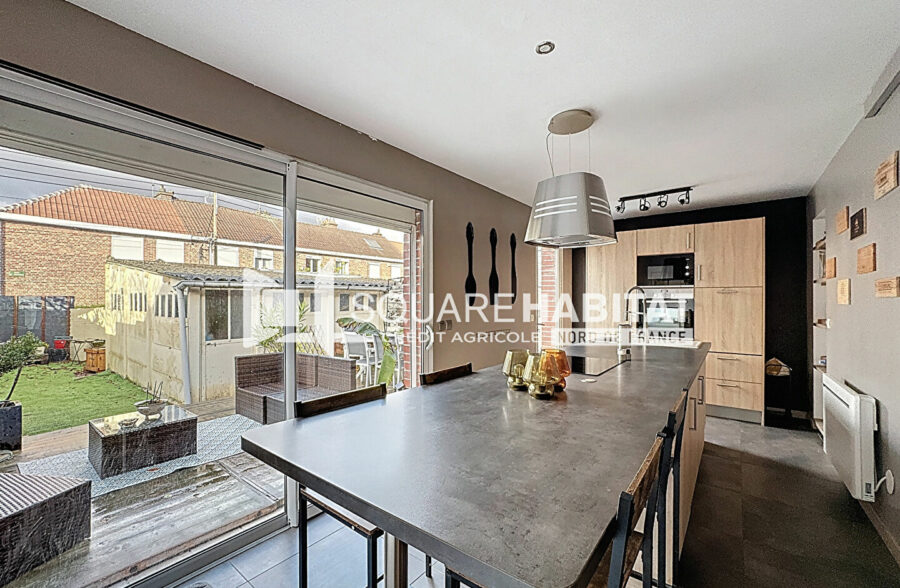 Maison rénovée avec charme et confort ! Secteur familial proche écoles et commerces! &nbsp;Sous compromis&nbsp;