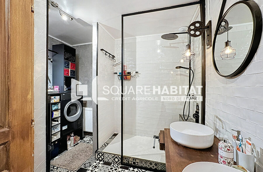 Maison rénovée avec charme et confort ! Secteur familial proche écoles et commerces! &nbsp;Sous compromis&nbsp;