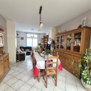 Très jolie maison 1930 en centre ville, 3 chambres, jardin, garage.