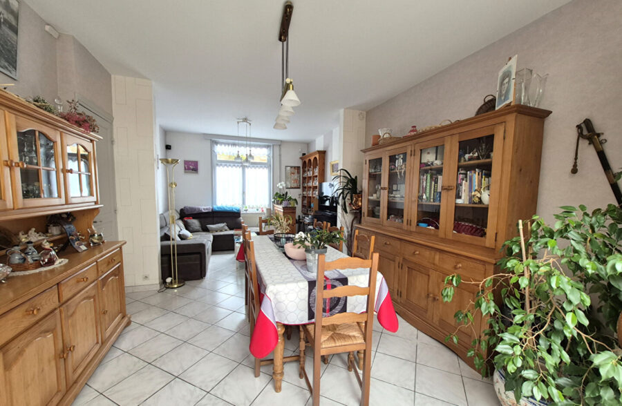 Très jolie maison 1930 en centre ville, 3 chambres, jardin, garage.