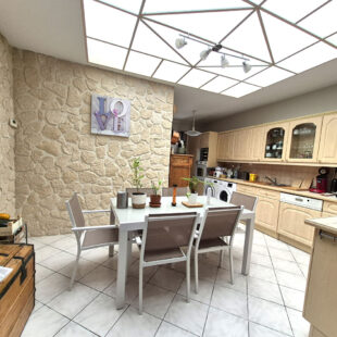 Très jolie maison 1930 en centre ville, 3 chambres, jardin, garage.