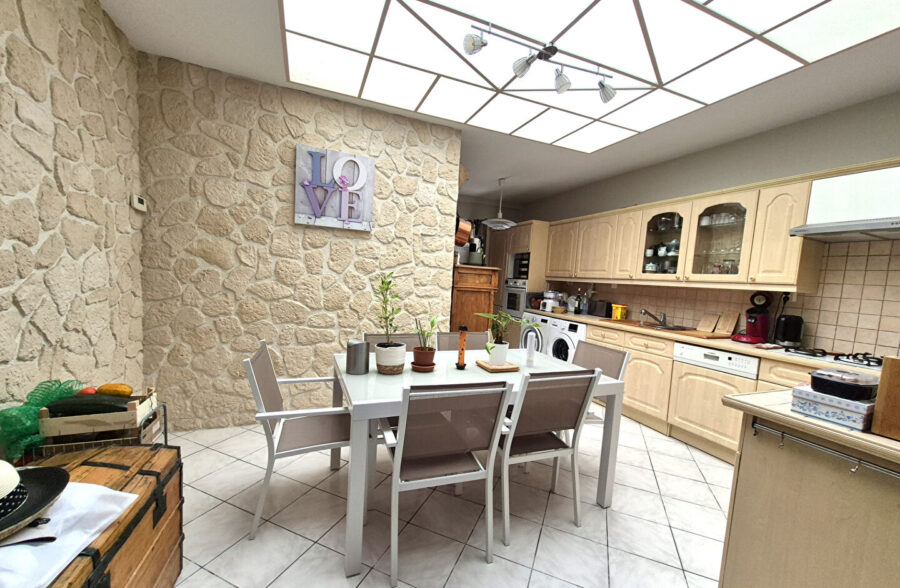 Très jolie maison 1930 en centre ville, 3 chambres, jardin, garage.