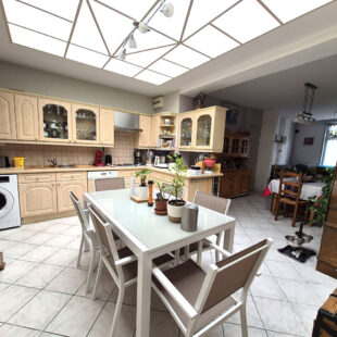 Très jolie maison 1930 en centre ville, 3 chambres, jardin, garage.