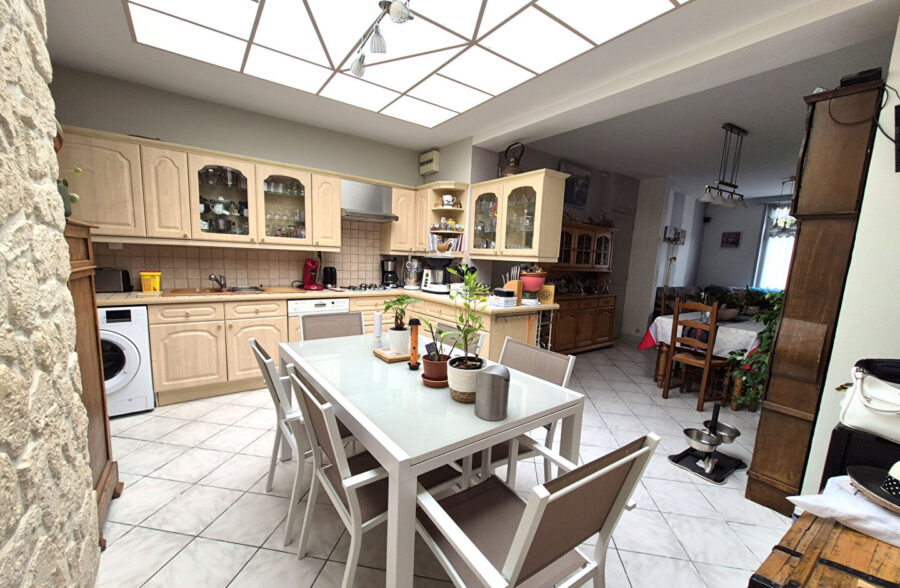 Très jolie maison 1930 en centre ville, 3 chambres, jardin, garage.