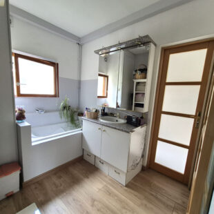 Très jolie maison 1930 en centre ville, 3 chambres, jardin, garage.