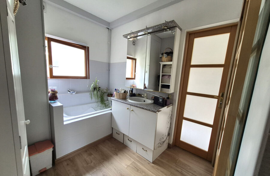 Très jolie maison 1930 en centre ville, 3 chambres, jardin, garage.