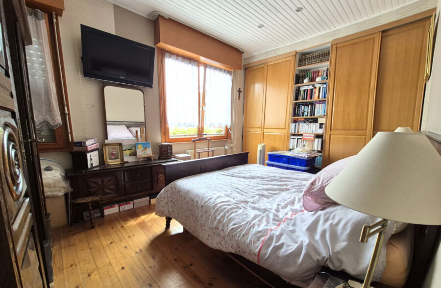 Très jolie maison 1930 en centre ville, 3 chambres, jardin, garage.