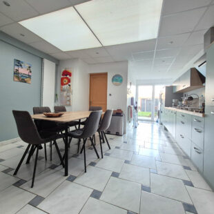 Maison avec 4 chambres jardin, située dans une rue calme.