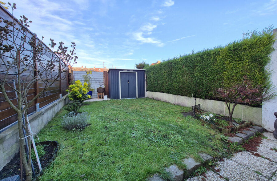 Maison avec 4 chambres jardin, située dans une rue calme.