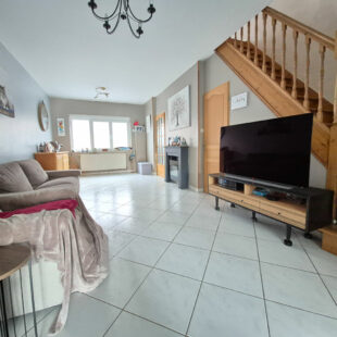 Maison avec 4 chambres jardin, située dans une rue calme.