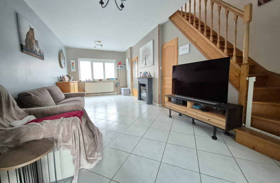 Maison avec 4 chambres jardin, située dans une rue calme.