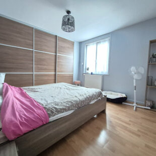 Maison avec 4 chambres jardin, située dans une rue calme.