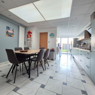 Maison avec 4 chambres, jardin et garage, située dans une rue calme.