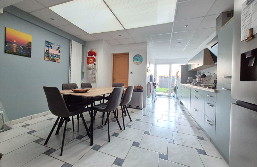 Maison avec 4 chambres, jardin et garage, située dans une rue calme.