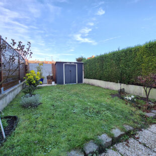 Maison avec 4 chambres, jardin et garage, située dans une rue calme.