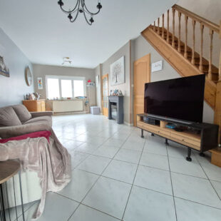 Maison avec 4 chambres, jardin et garage, située dans une rue calme.