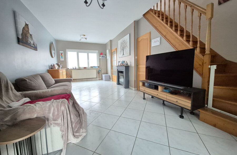 Maison avec 4 chambres, jardin et garage, située dans une rue calme.