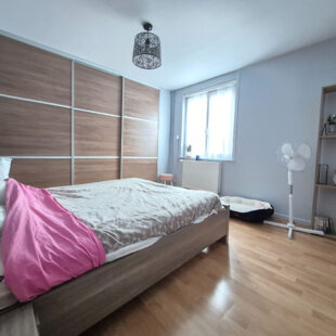 Maison avec 4 chambres, jardin et garage, située dans une rue calme.