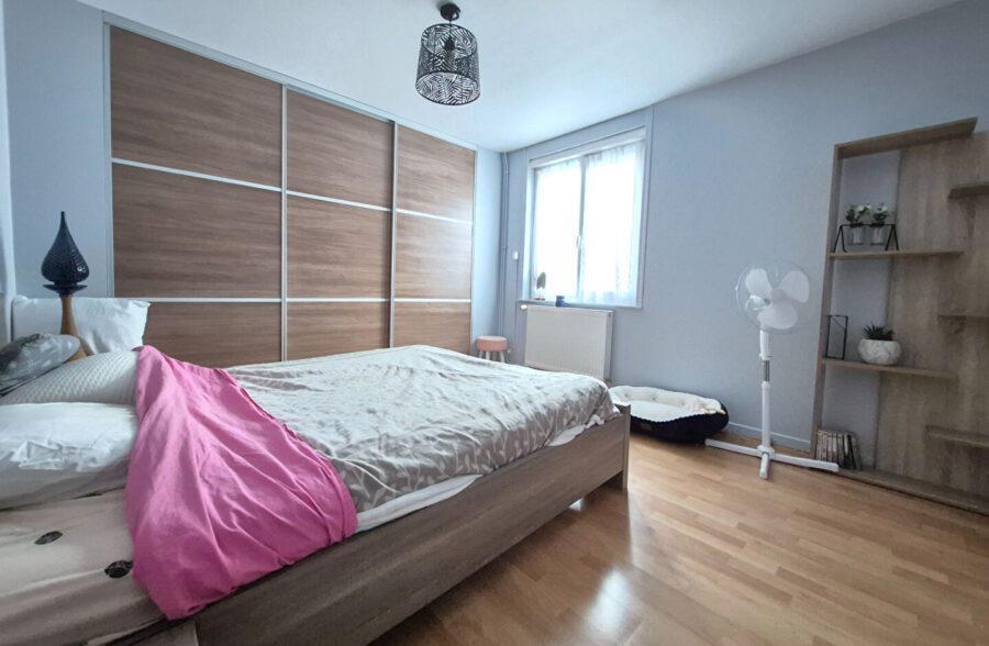 Maison avec 4 chambres, jardin et garage, située dans une rue calme.