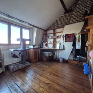 Maison avec 4 chambres, jardin et garage, située dans une rue calme.