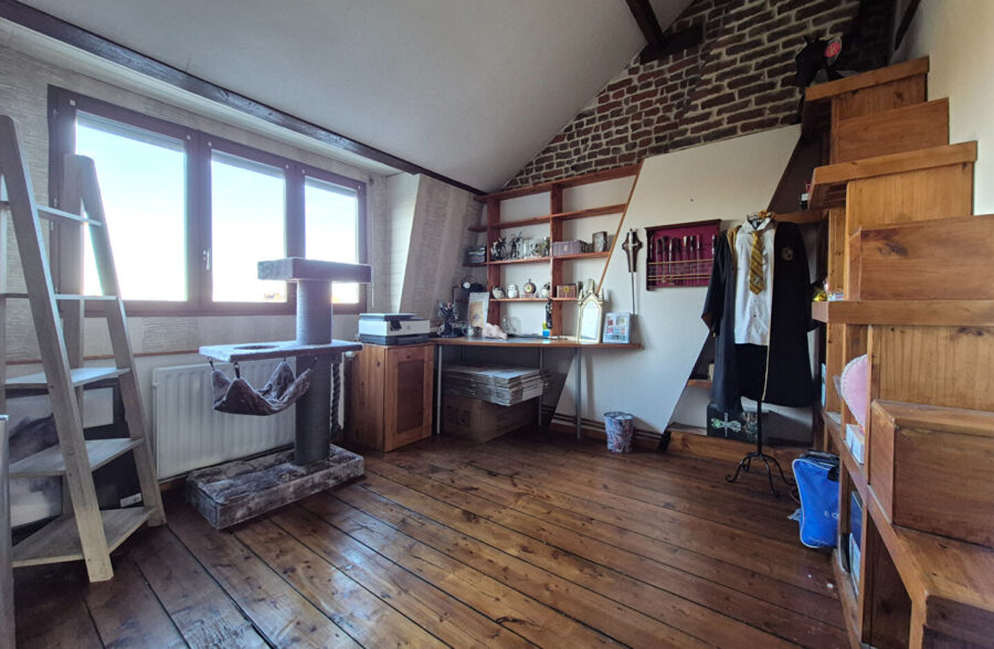 Maison avec 4 chambres, jardin et garage, située dans une rue calme.