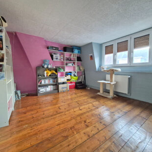 Maison avec 4 chambres, jardin et garage, située dans une rue calme.