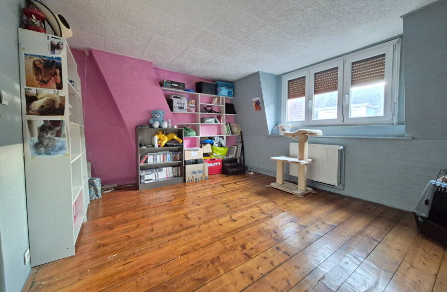 Maison avec 4 chambres, jardin et garage, située dans une rue calme.