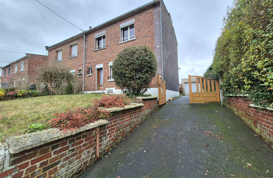 Maison semi individuelle ,jardin , garage !