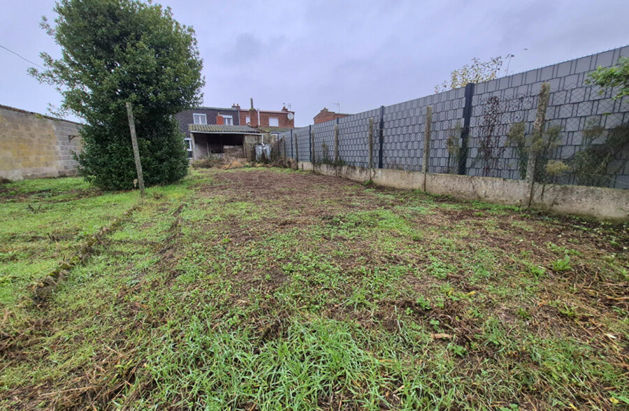 Maison semi individuelle ,jardin , garage !