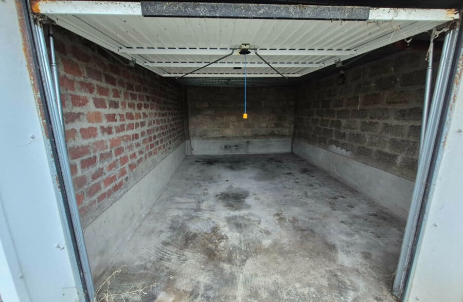 Garage fermé à 150M de la plage !