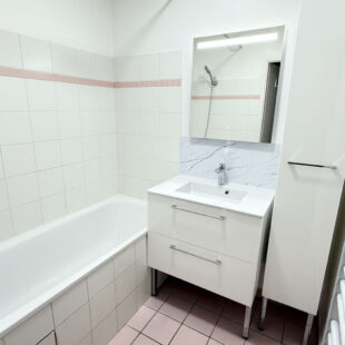 VAUBAN-LA CATHO-APPARTEMENT DEUX CHAMBRES, PARKING ET TERRASSE