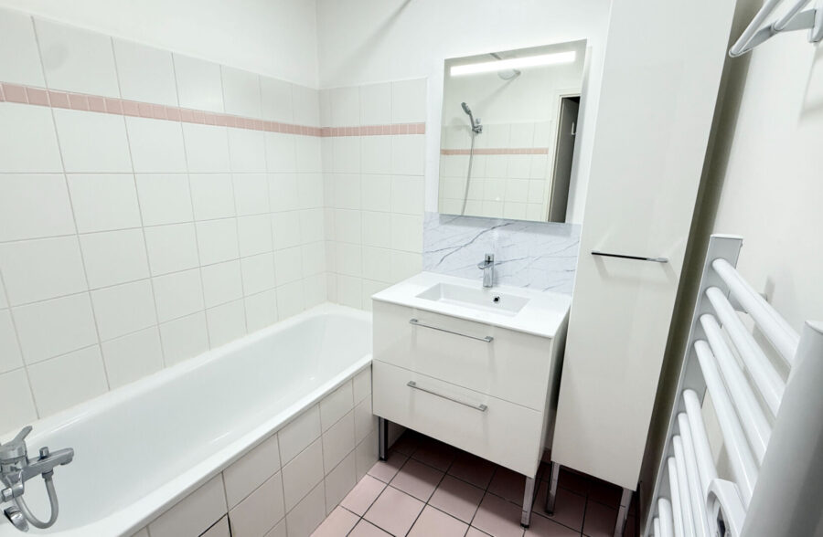 VAUBAN-LA CATHO-APPARTEMENT DEUX CHAMBRES, PARKING ET TERRASSE